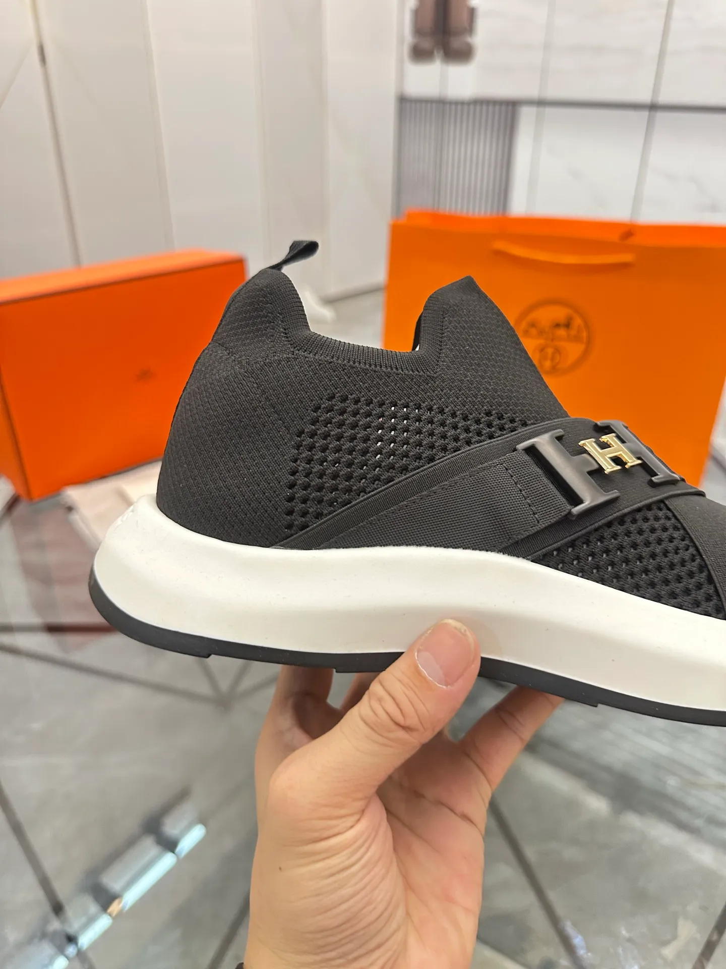 Men's shoes: 💰P620¥ High-end top quality Product trademark: Hermes *"Hermès*" low-top casual shoes Regular size: 38-45 (can be customized to 46) Product materials: Upper imported from the counter original fly weave, breathable lining, cowhide foot pads, original outsole. No.: 001